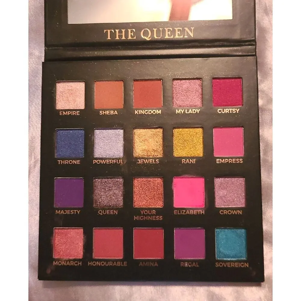 Eloise the Queen eyeshadow palette
